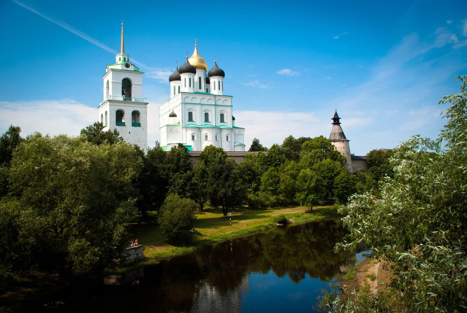 Псковский кремль у слияния рек Великой и Псковы