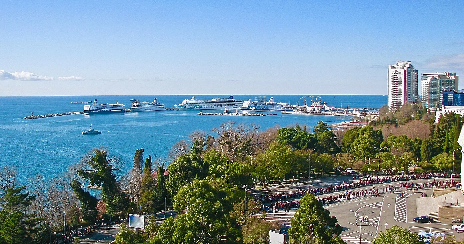 Морской порт и побережье в центре Сочи