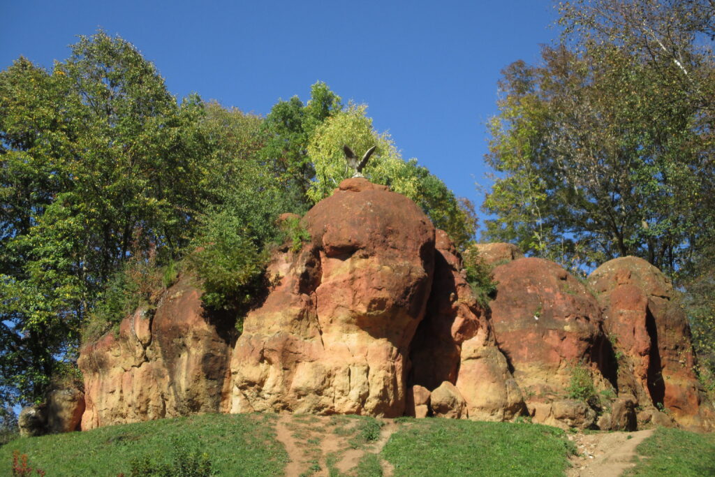 Красные камни в Кисловодском парке осенью