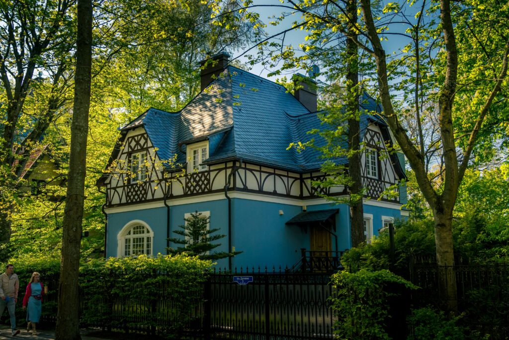 Историческая вилла среди зелени в Калининграде