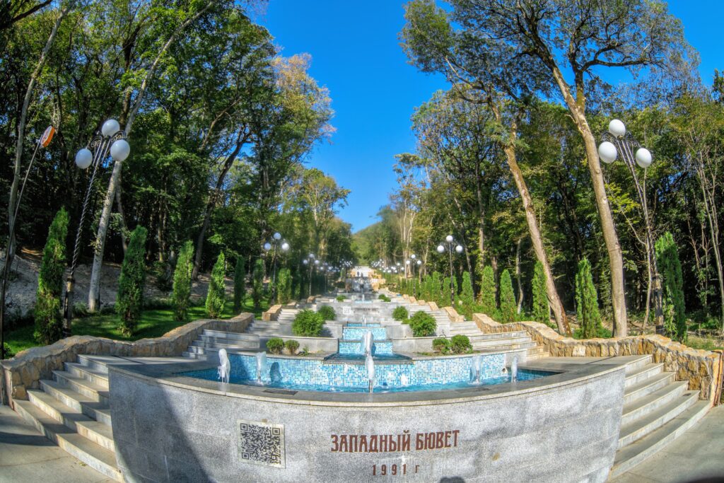 Каскадная лестница в Железноводске осенью
